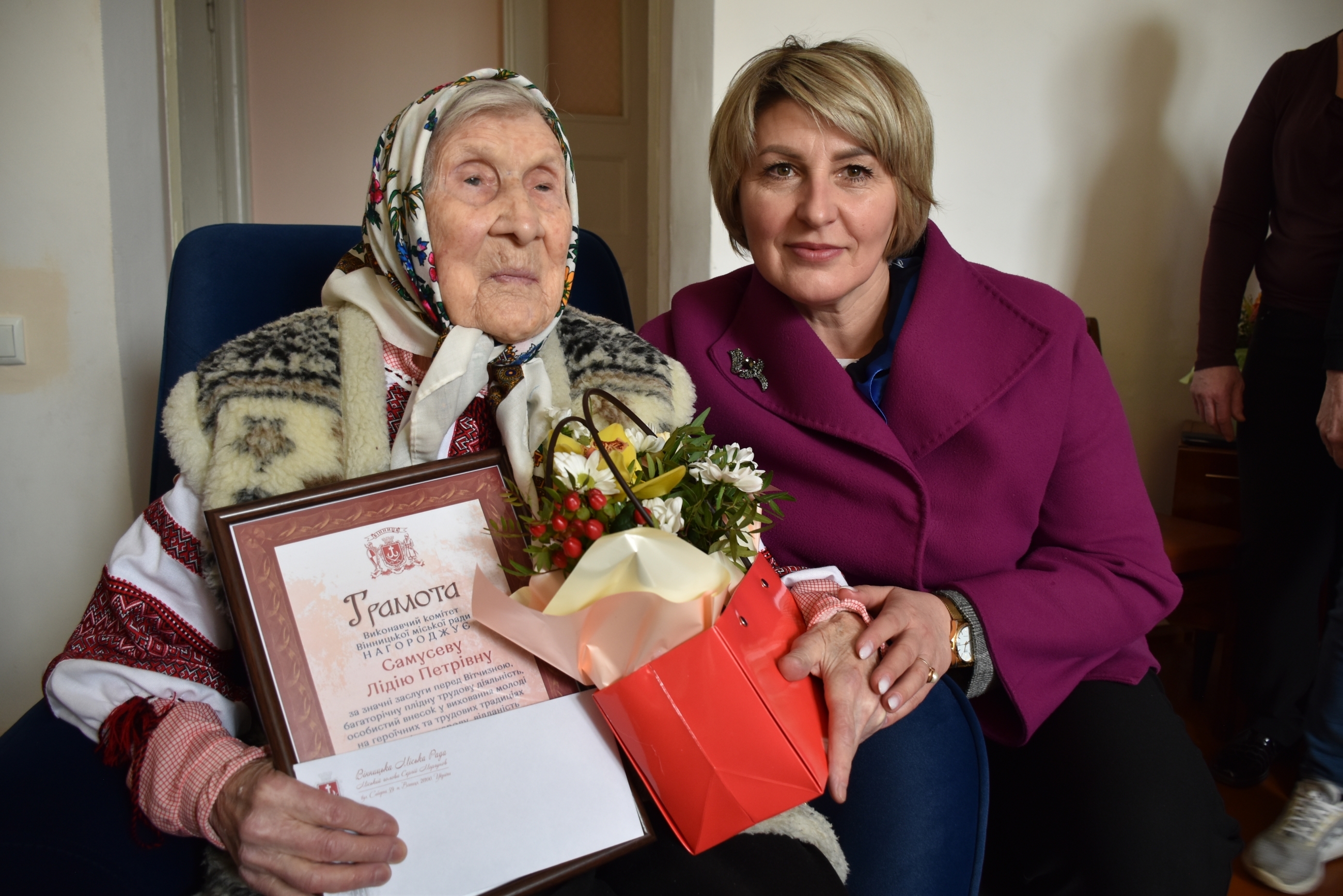У Вінниці привітали 100-річну ювілярку, бабуся працює для перемоги