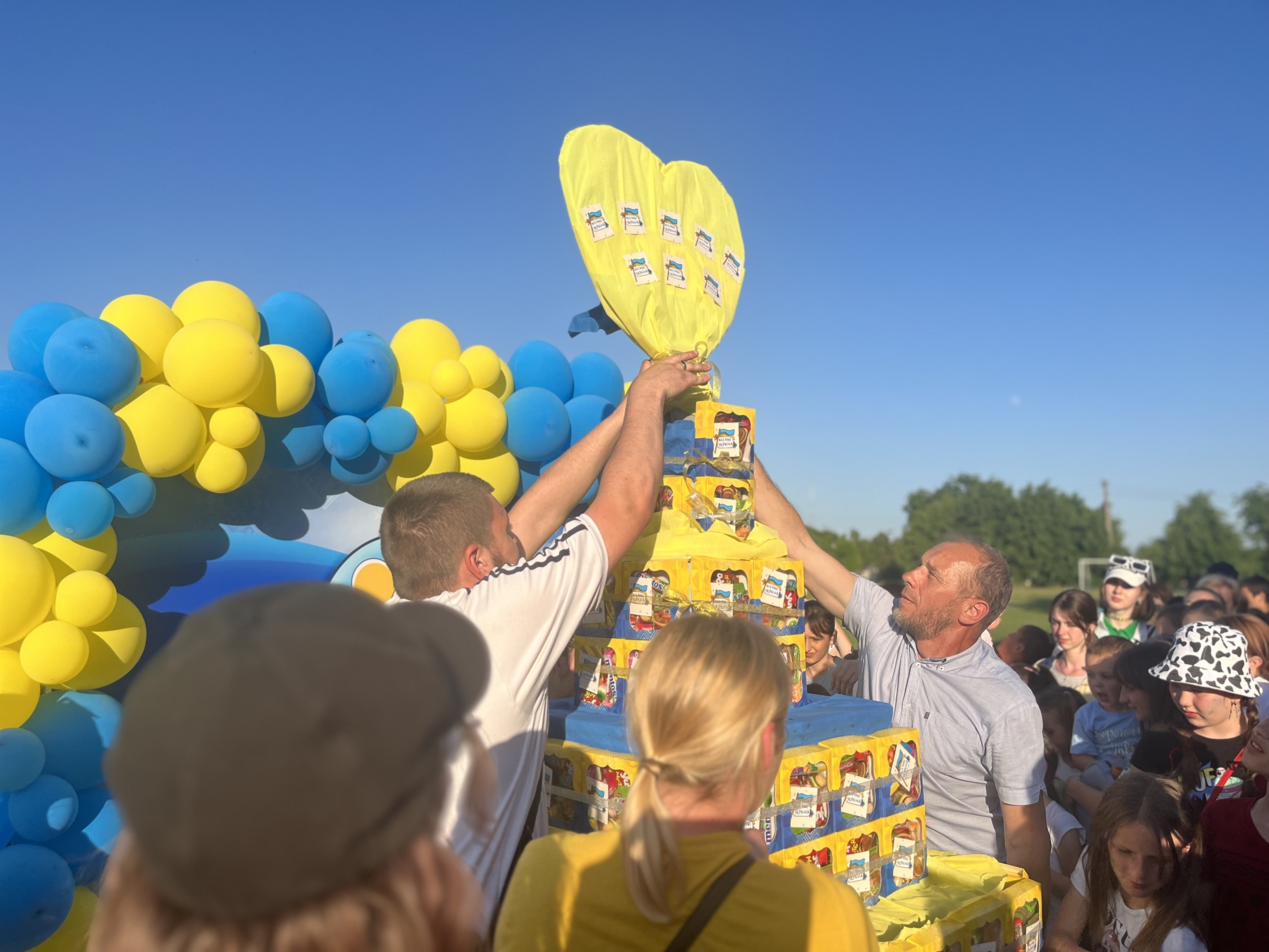 Гігантський торт, велоперегони та турніри: як у Піщанці провели свято для діток