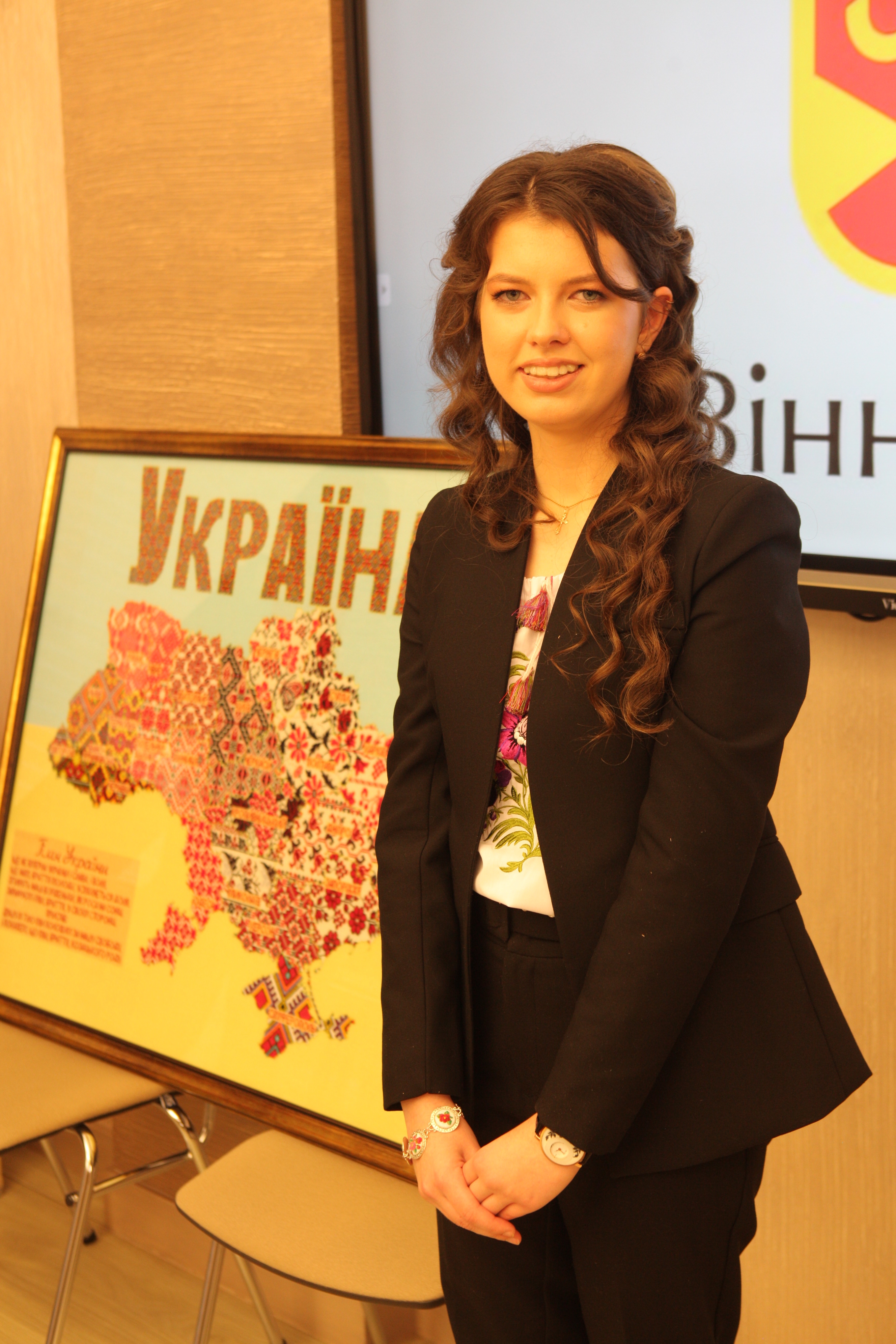 Вінничанка встановила рекорд «Найбільша мапа України, вишита підліткою»