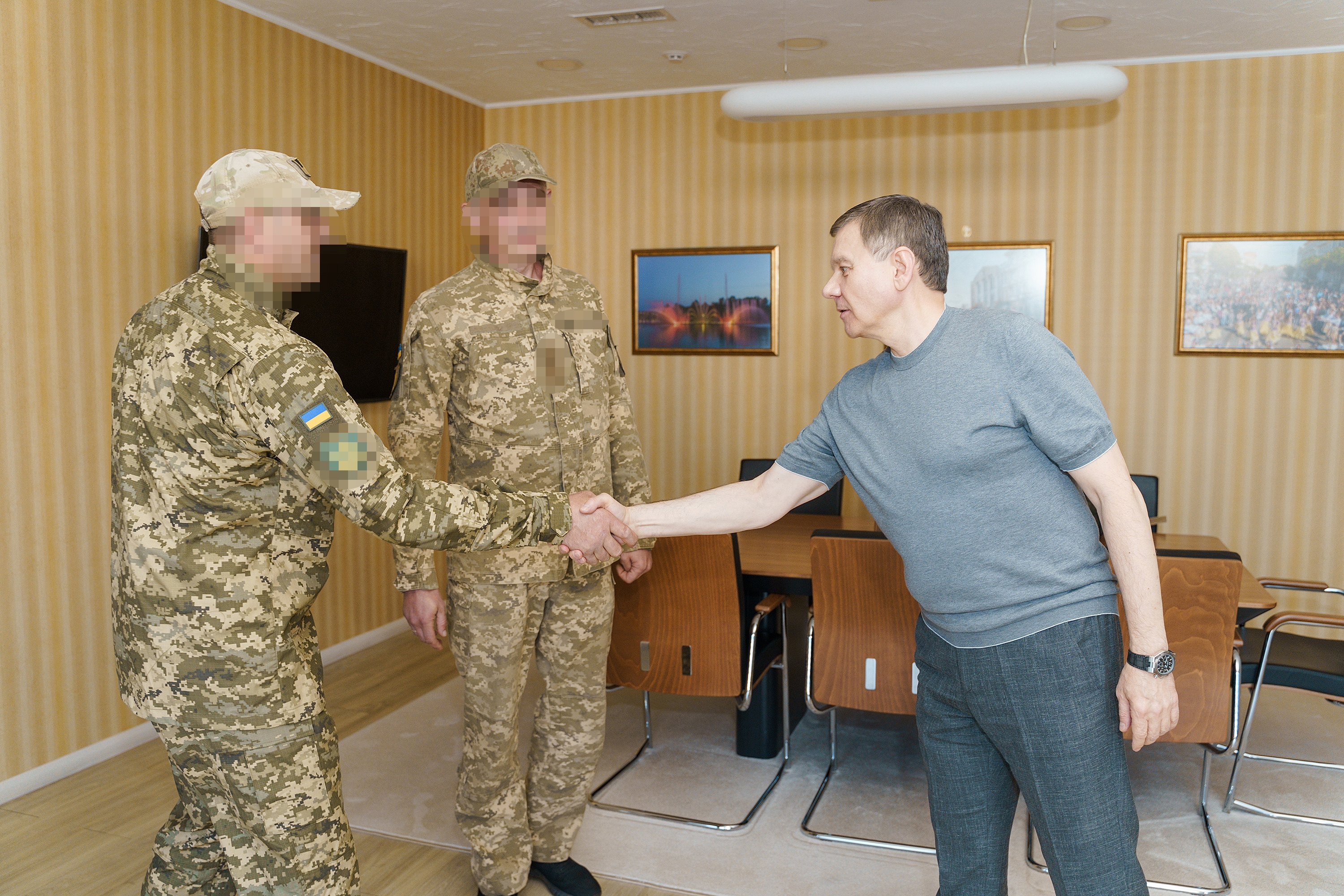 Мер Вінниці Сергій Моргунов передав військовим "Bandera Power" та прожектор