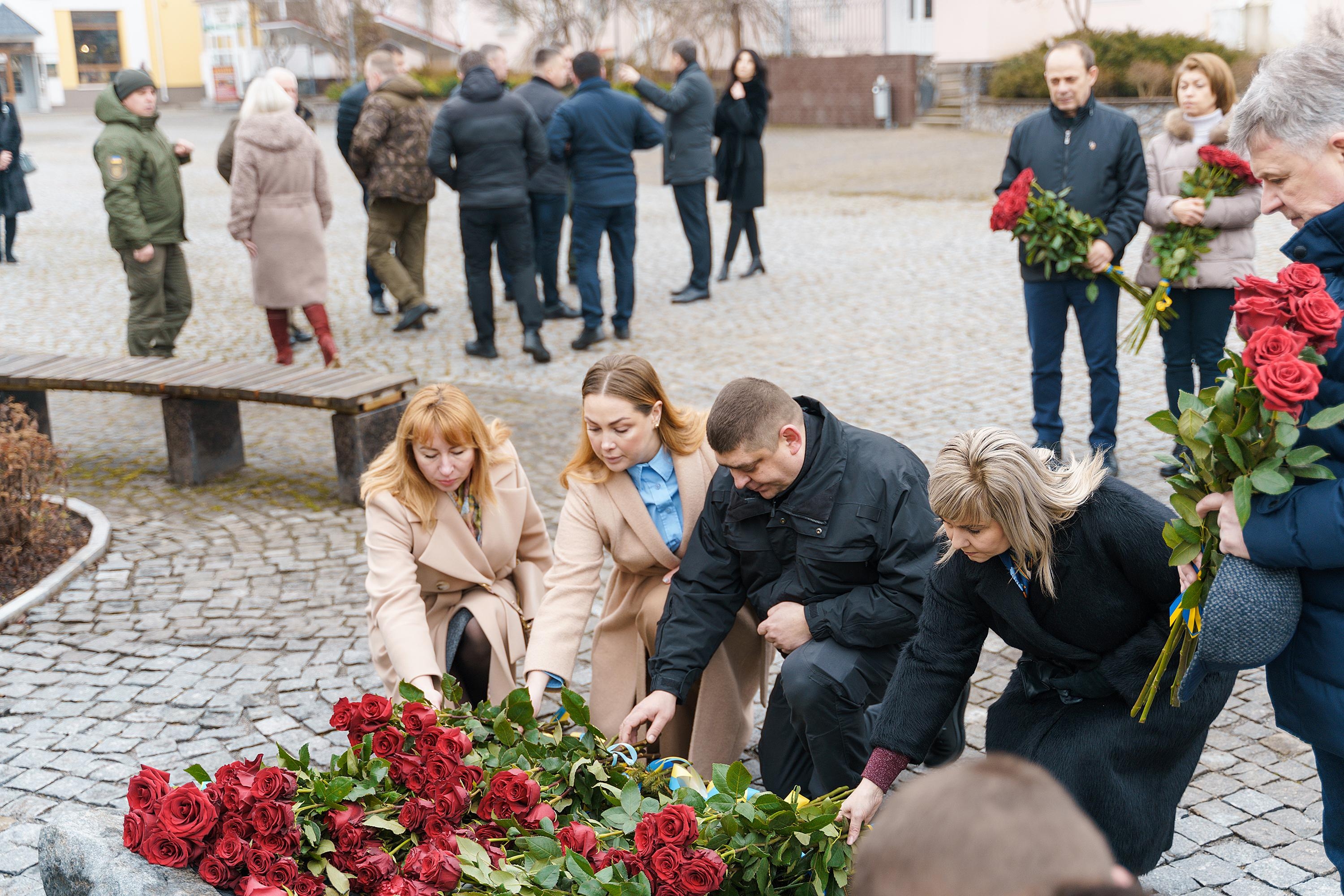 У Вінниці у День Соборності покладанням квітів вшанували подвиг Героїв
