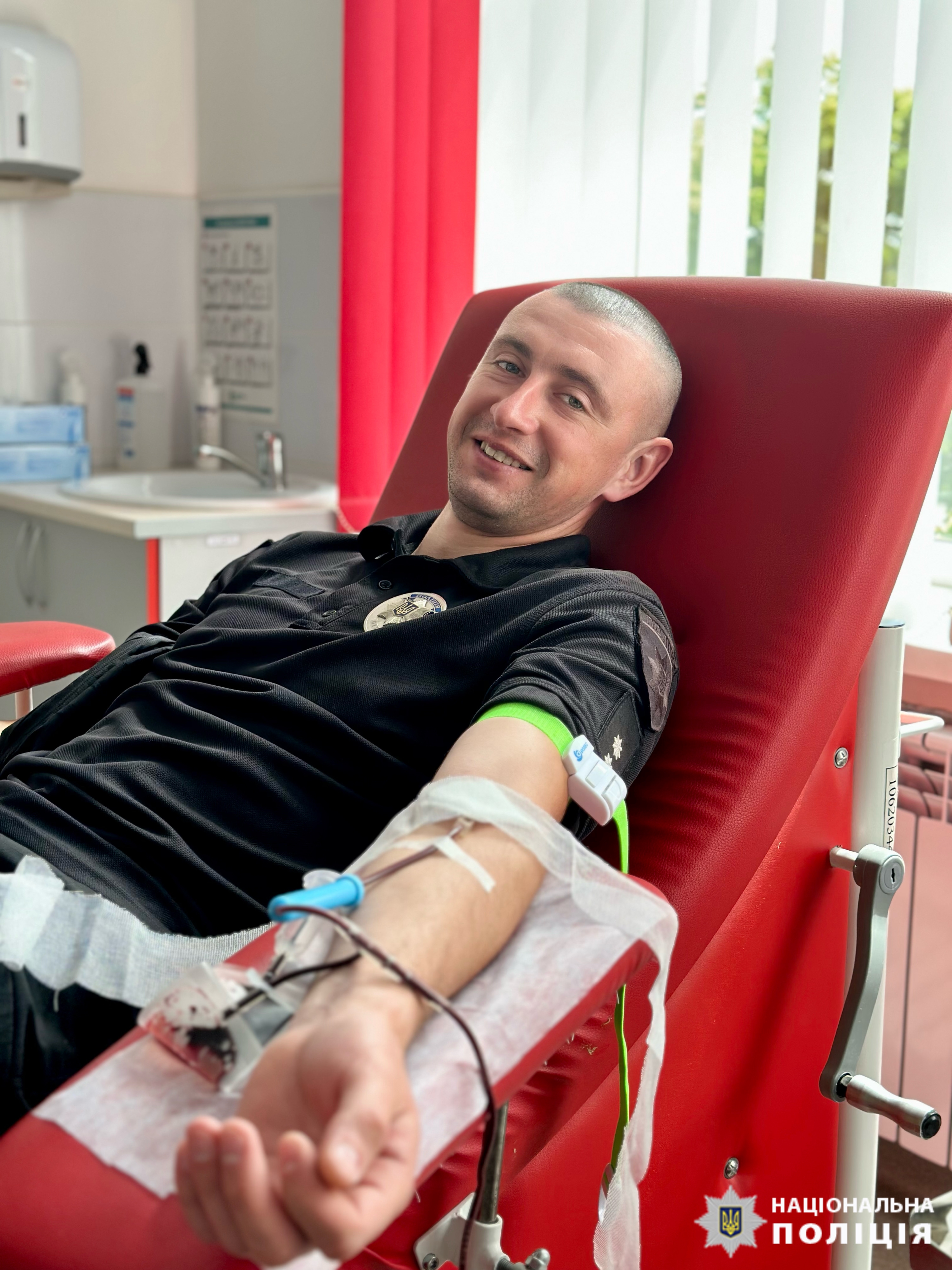 Поліцейські здали майже 10 л крові для потерпілих в аварії у Вороновиці