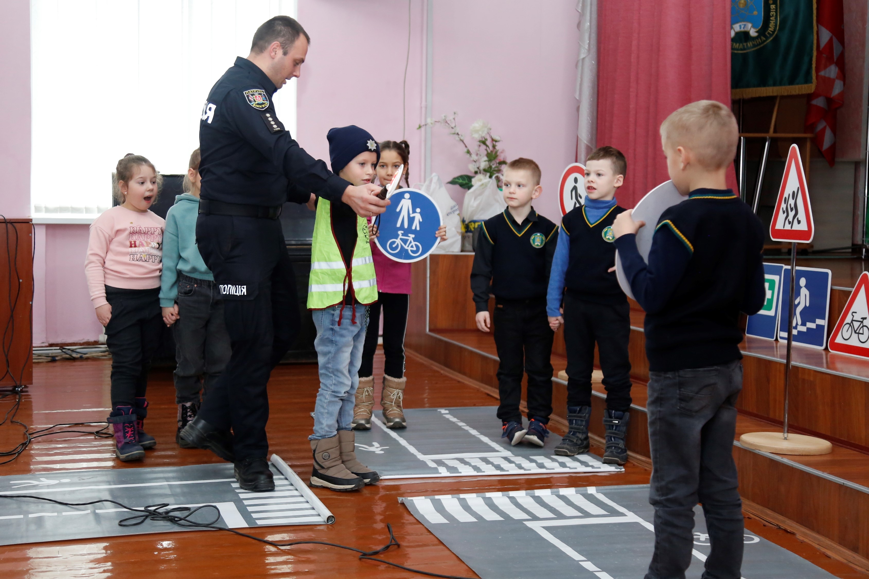 У Вінниці поліцейські влаштували пізнавально-профілактичний захід для школярів