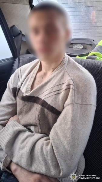 Сів у чуже авто, завів і поїхав з подвір'я: на Вінниччині затримали автокрадія