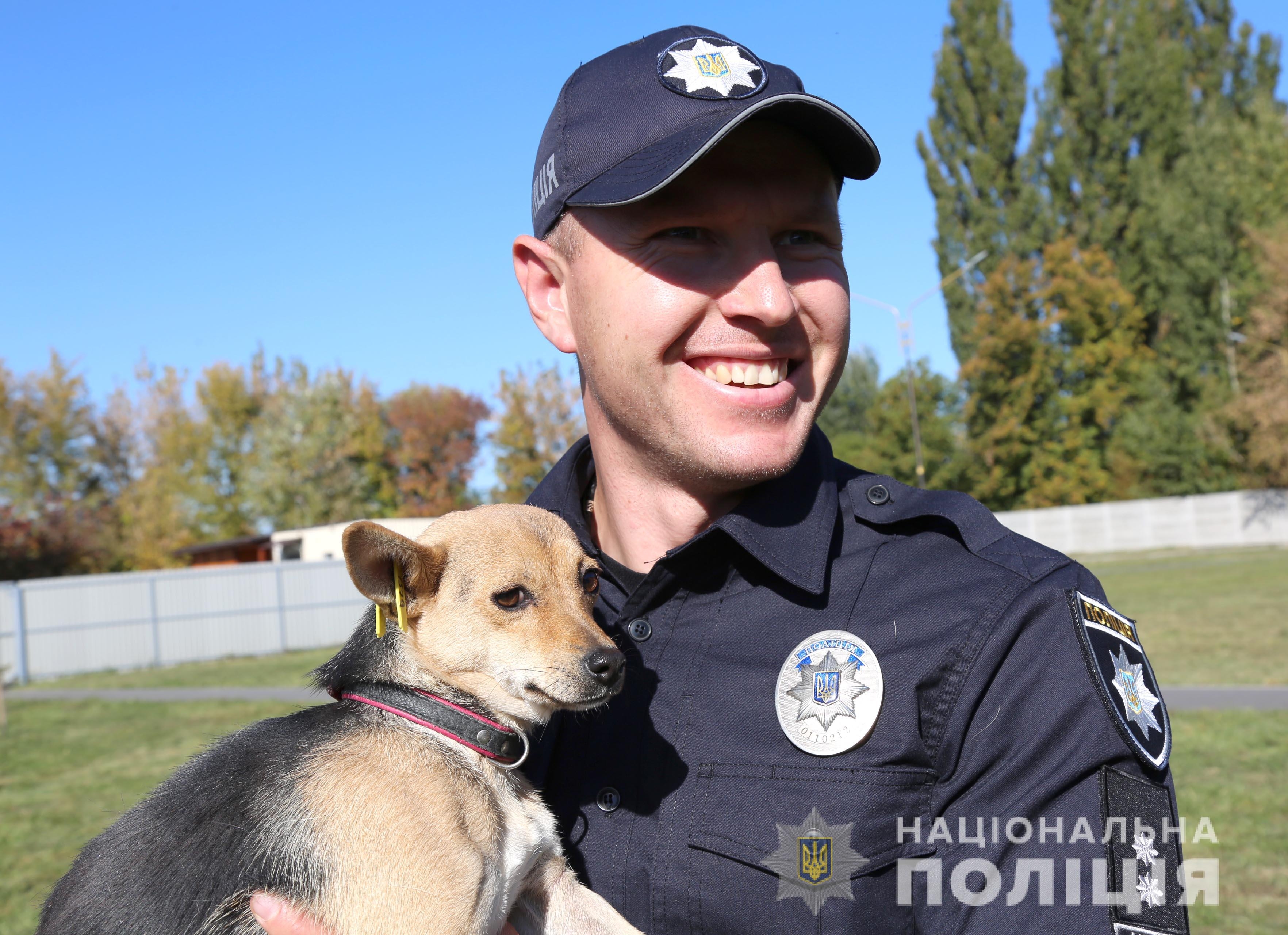 У Вінниці копи влаштували соціальну акцію аби привернути увагу людей до безпритульних тварин