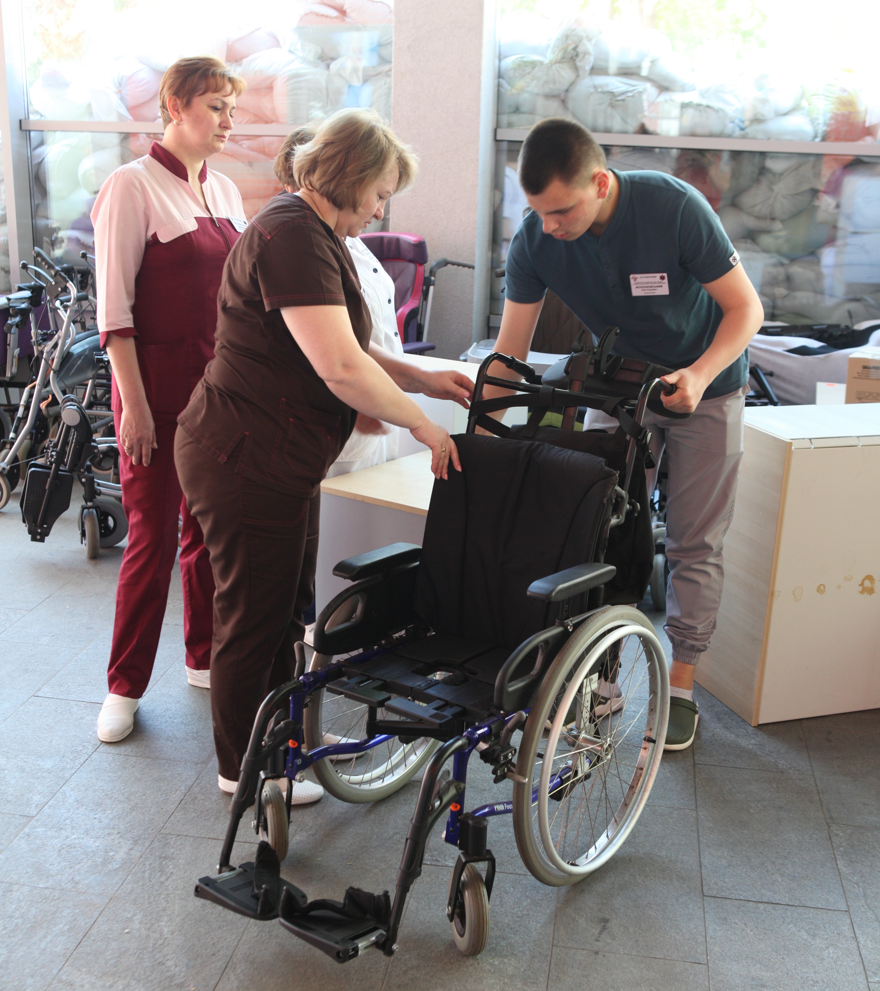 До Вінниці надійшов гумвантаж з Бельгії інвалідні візки, матраци, ліжка 