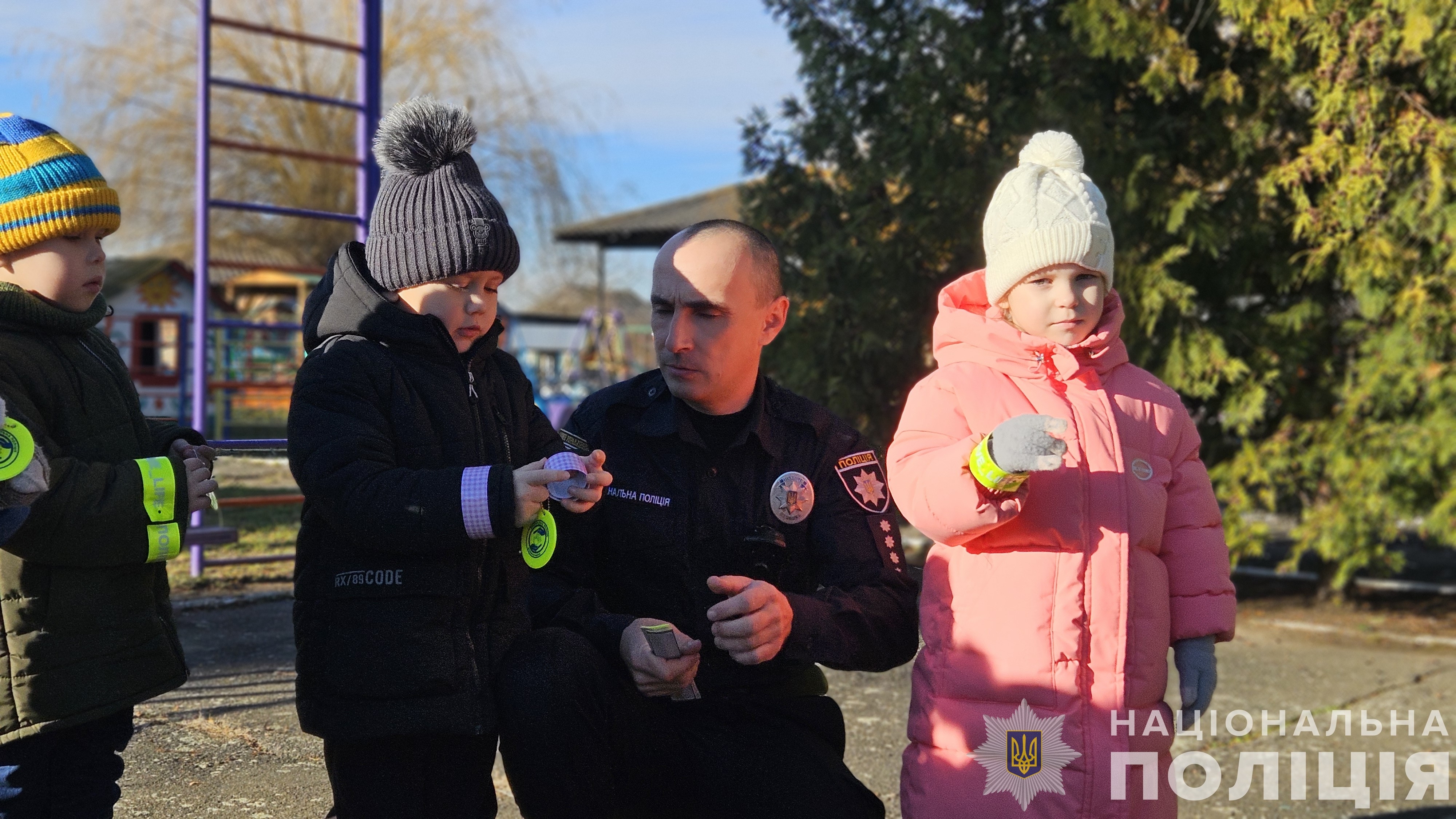 Капітан поліції з Вінниччини виготовляє буржуйки та окопні свічки на фронт