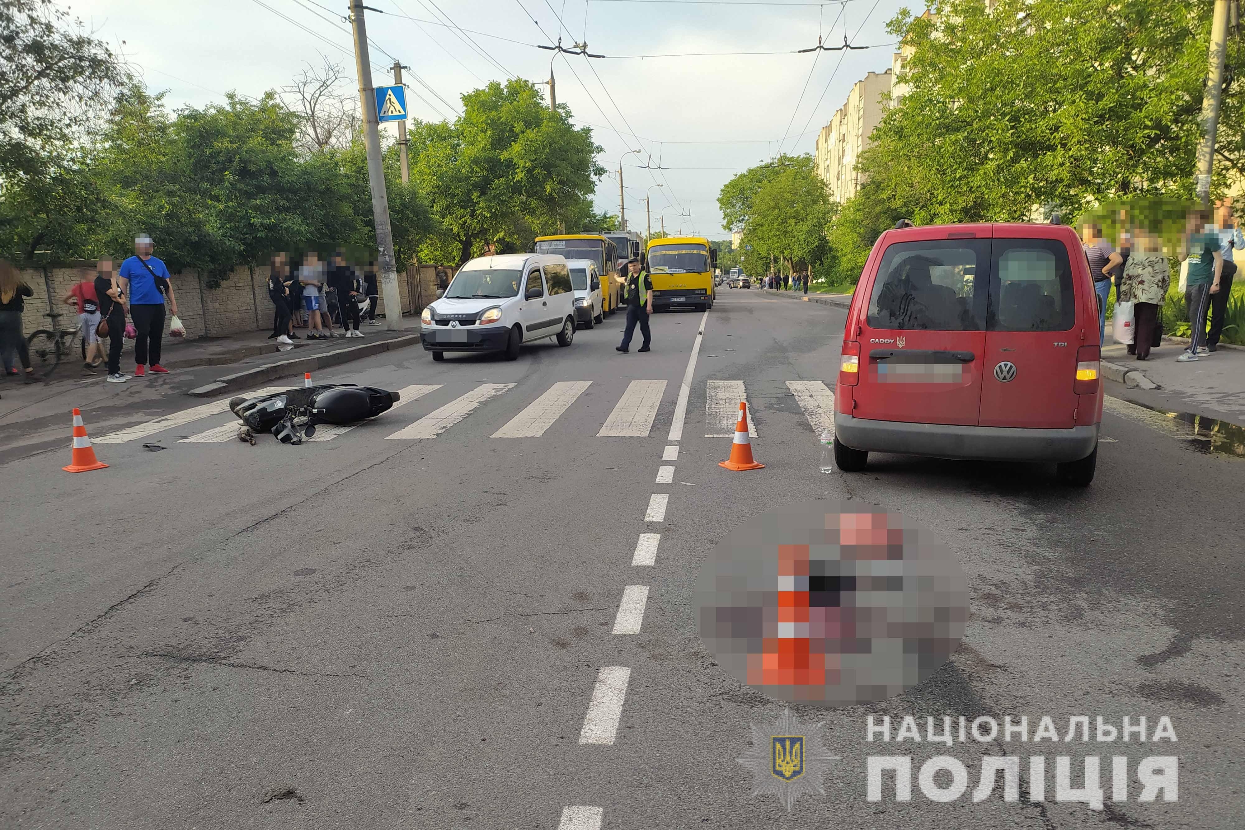 У Вінниці на вулиці Ватутіна зіштовхнулись 5 авто, мопед та тролейбус – є постраждалі