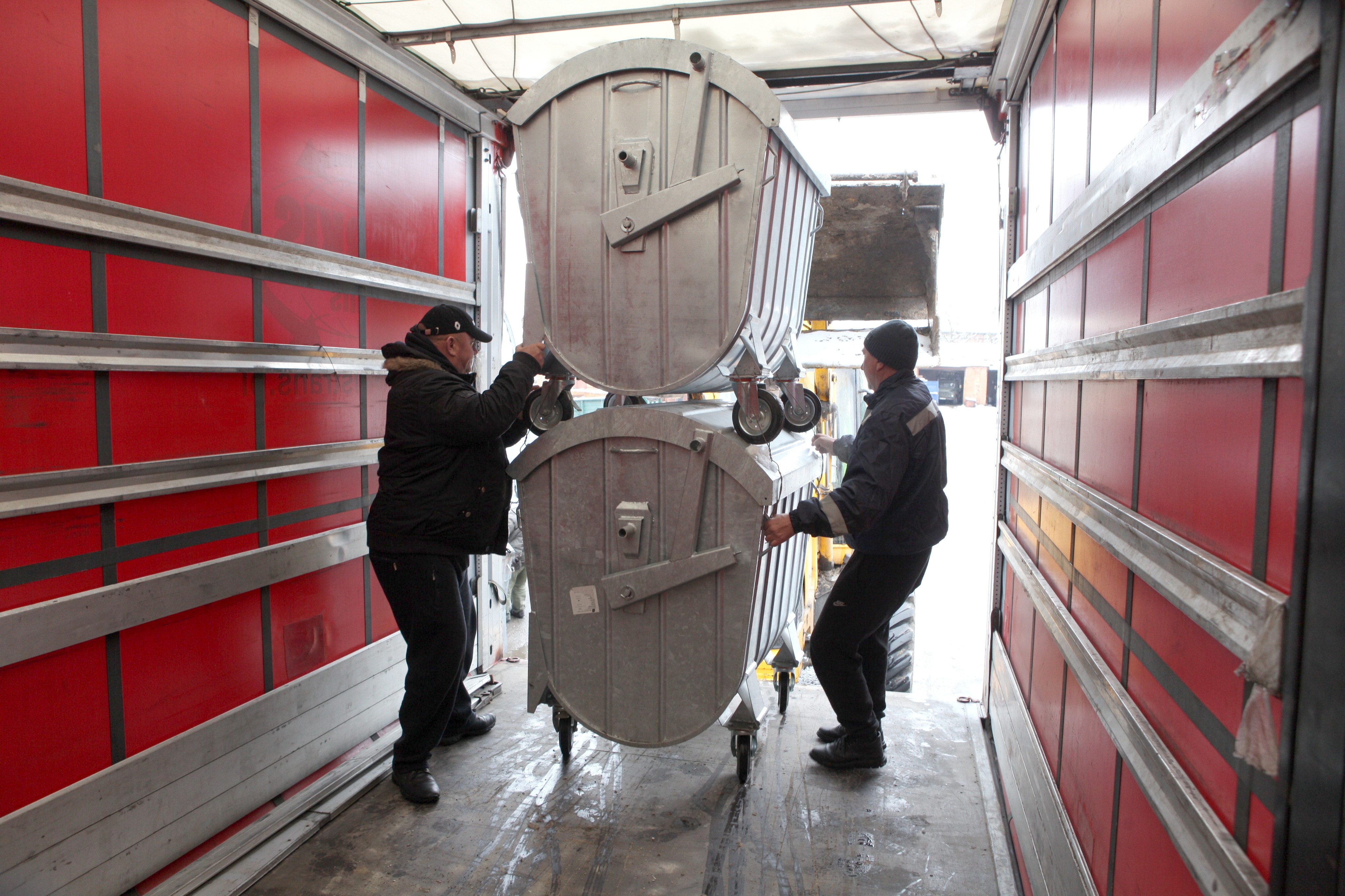 50 контейнерів для сміття: Вінниця відправила першу партію допомоги для Херсона