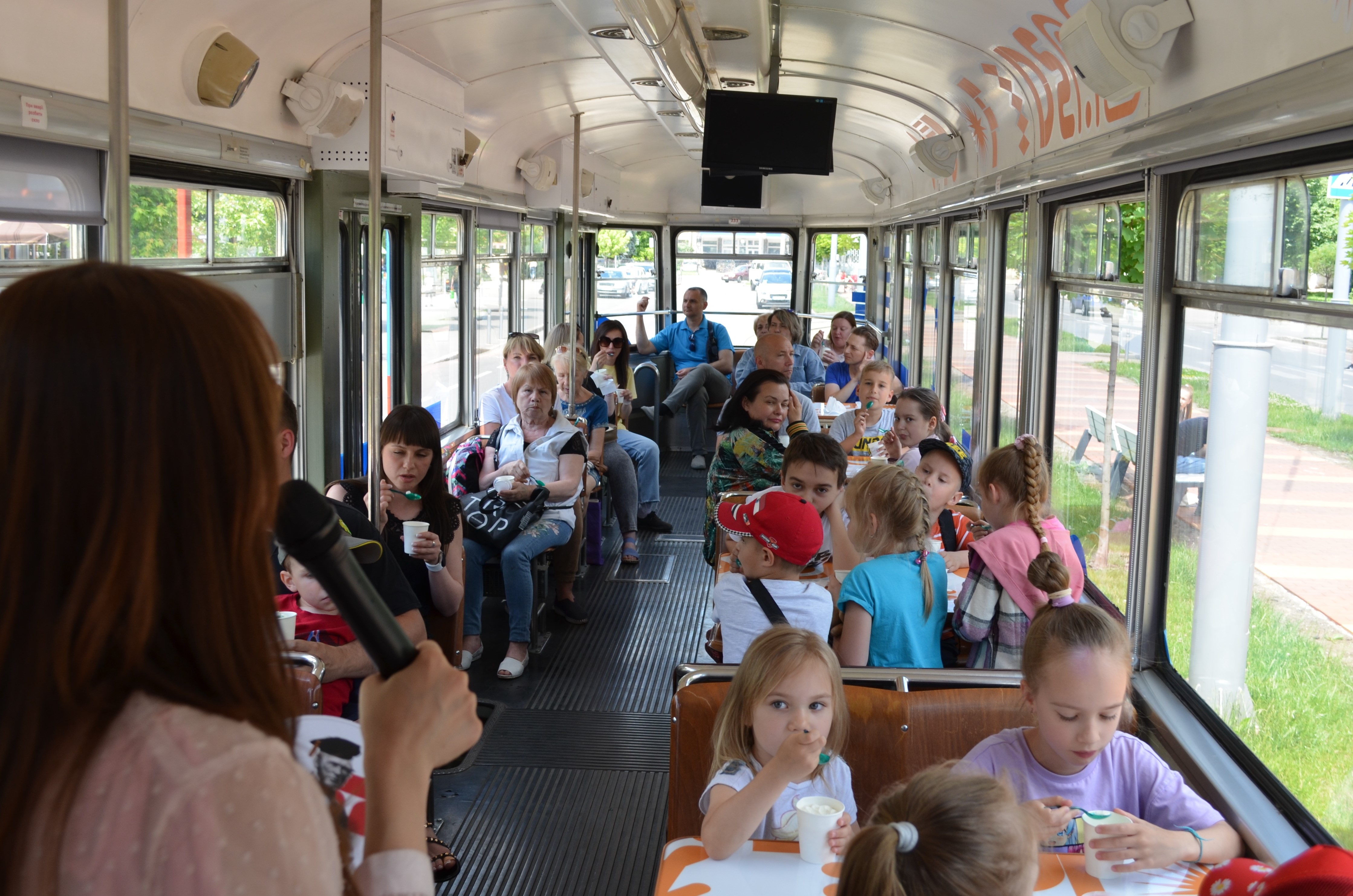 У Вінниці для діток із Маріуполя влаштували трамвайну екскурсію