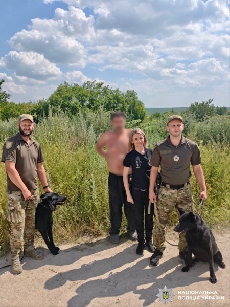 Службові собаки Олда і Юта знайшли чоловіка, який заблукав у вінницьких полях