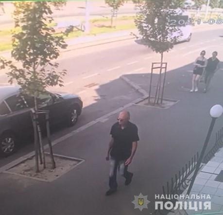 Розшукують чоловіка, підозрюваного в пограбуванні вінничанки