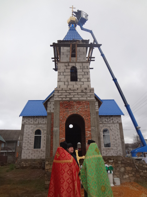У Мурованих Курилівцях освятили хрести на куполах новозбудованого храму