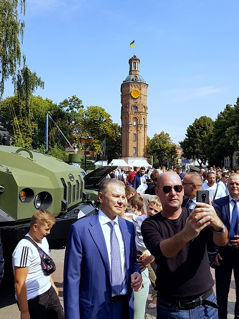 На виставці "На захисті Незалежності" вінничанам продемонстрували бронеавтомобіль "Отаман Петлюра"