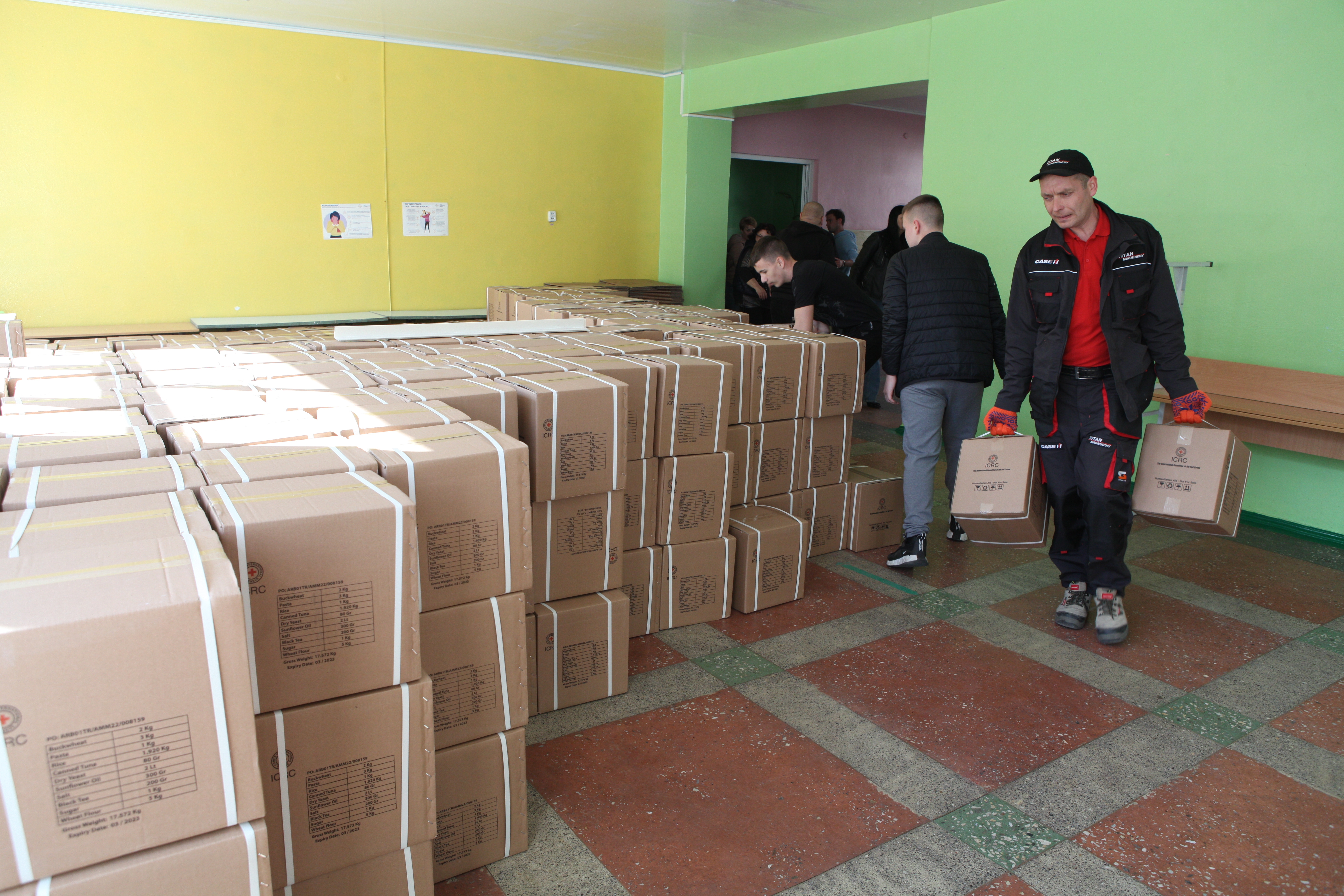 У Вінниці розвантажили 40 тонн гумдопомоги від Червоного Хреста