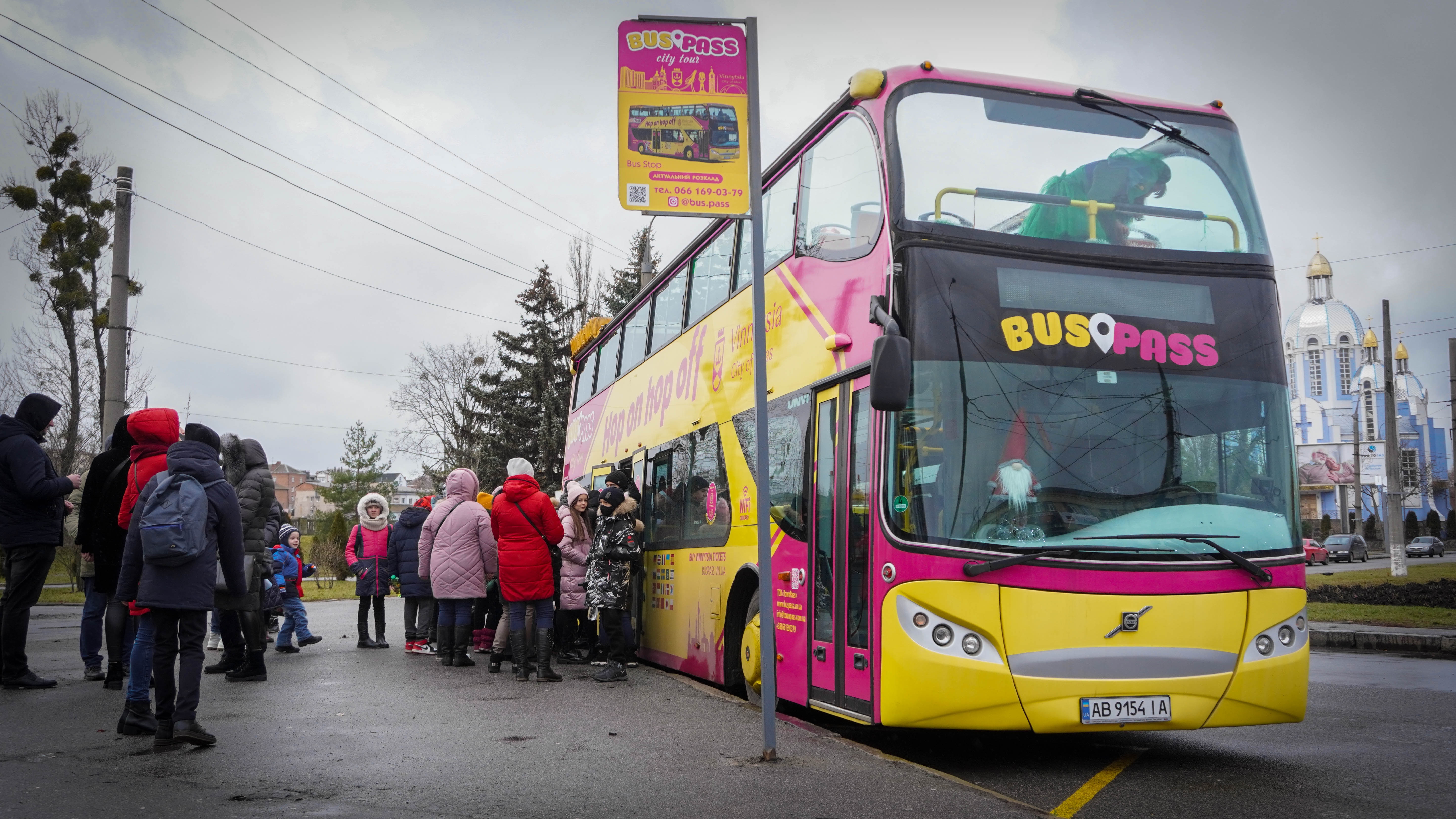 У новорічну подорож двоповерховим автобусом вирушили маленькі вінничани