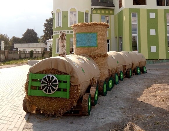 У Подільському зоопарку у Вінниці встановили  десятиметровий потяг із соломи