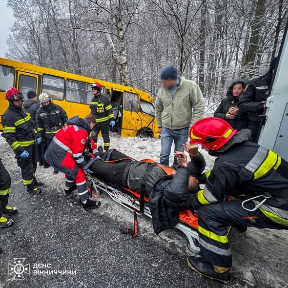 Рейсовий автобус злетів у кювет на трасі у Вінницькому районі