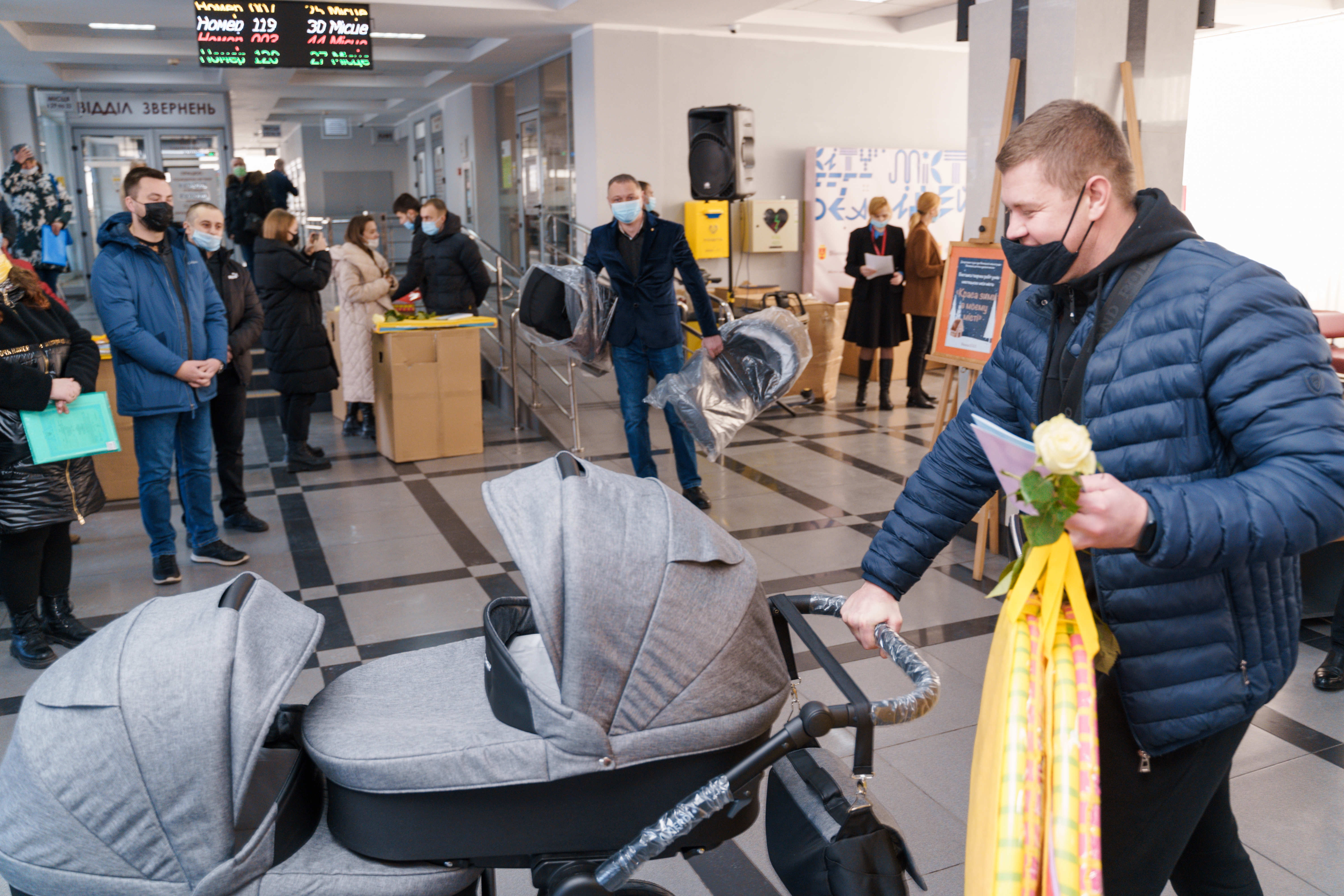 Вінницькі родини з “новорічними дітками” отримали коляски