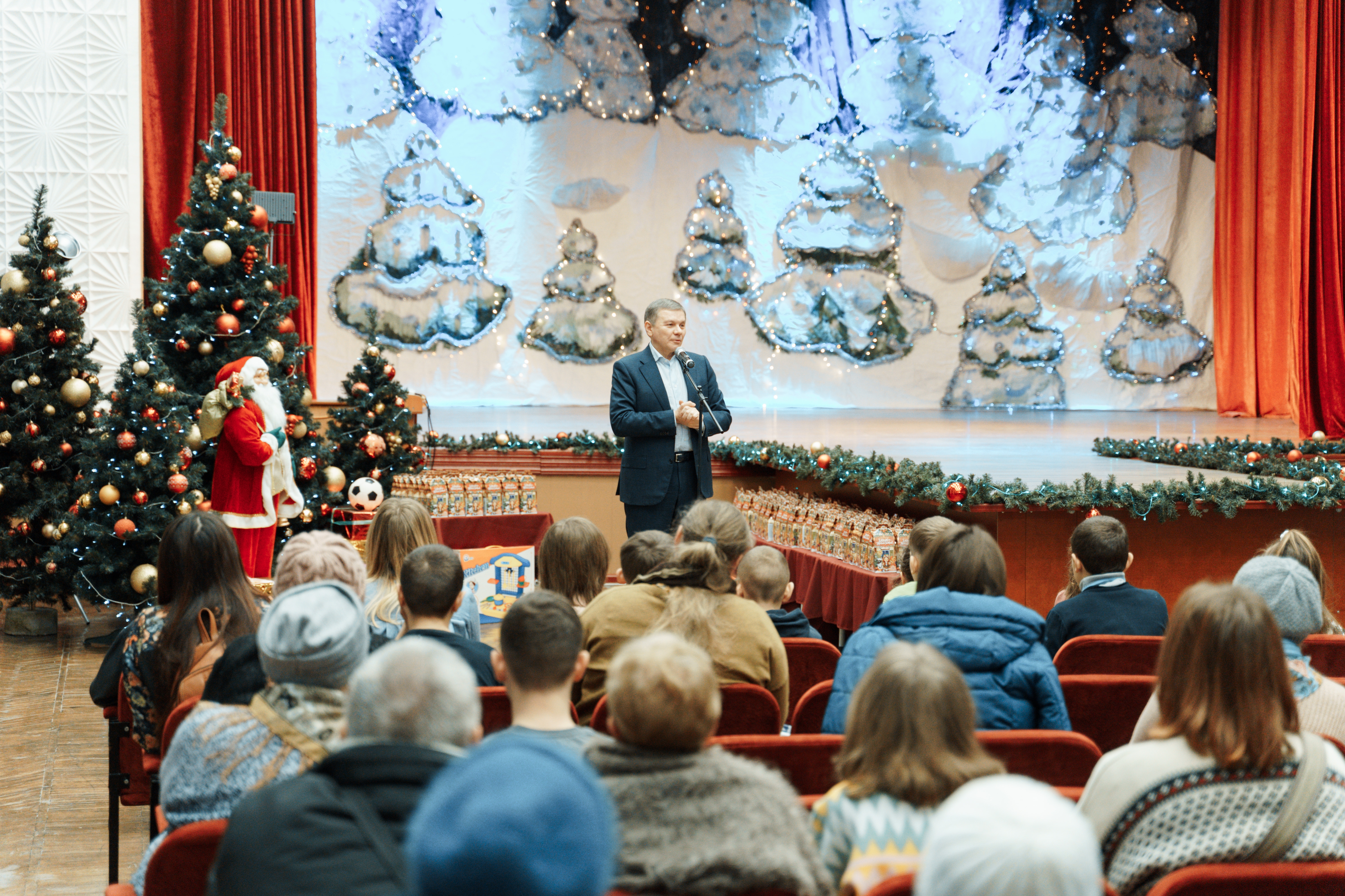 Міський голова Вінниці привітав з Днем Святого Миколая дітей-сиріт