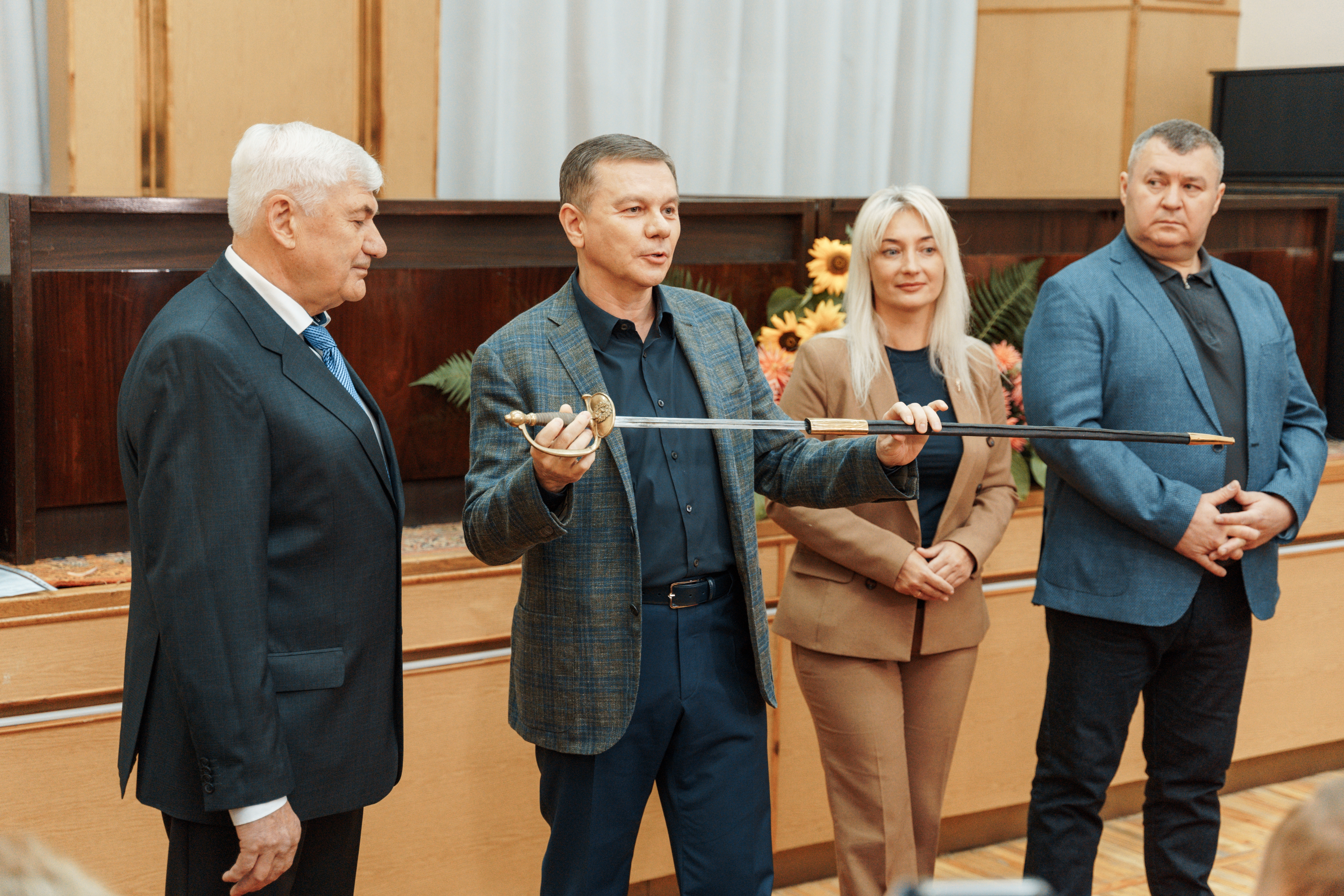 "На вічний спомин": міський голова Вінниці подарував музею-садибі Пирогова нагородну шпагу