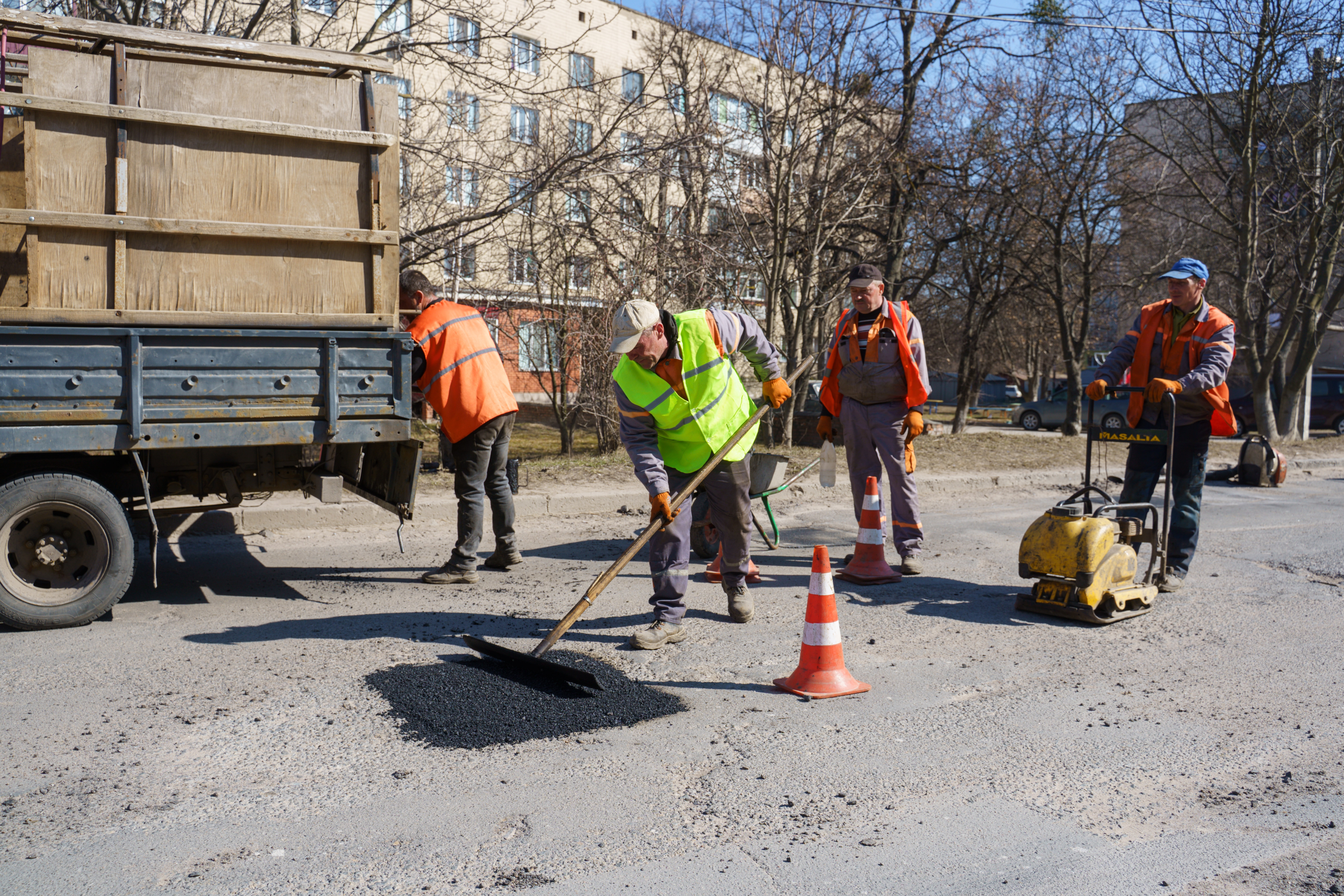Другий тиждень поспіль у Вінниці проводять поточний ремонт доріг