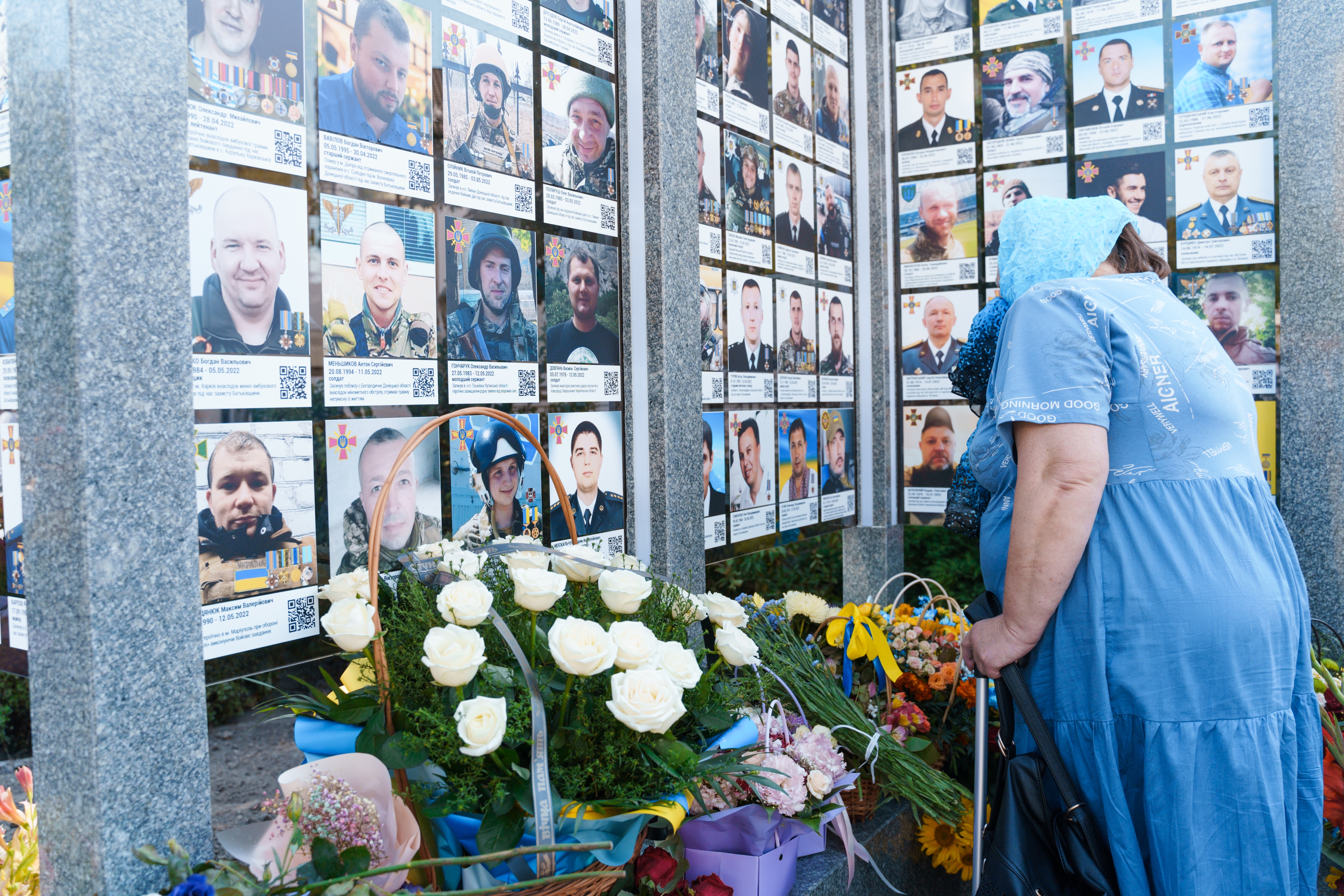 У Вінниці відбулося покладання квітів до пам’ятного знаку загиблих героїв