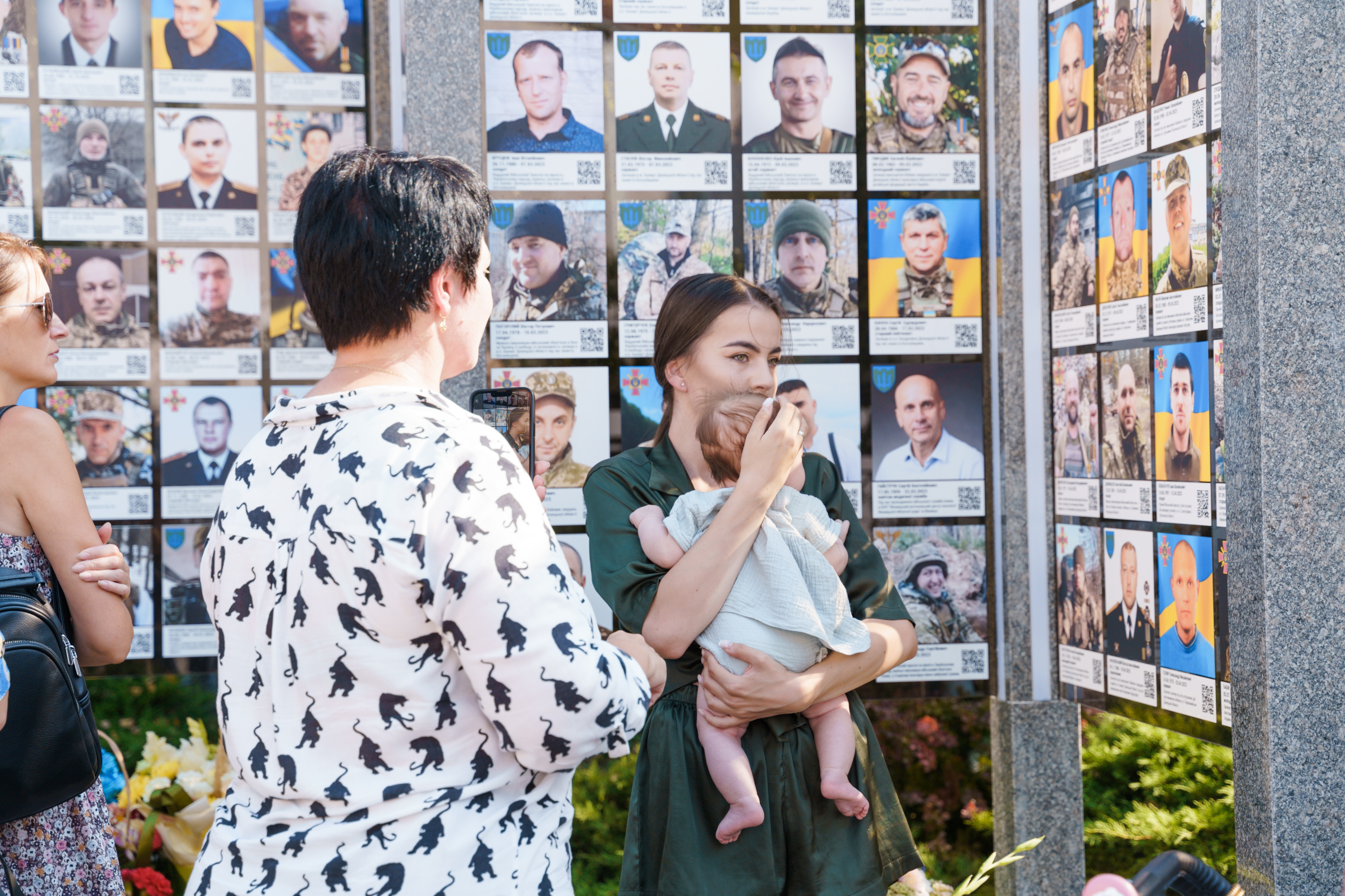 У Вінниці відбулося покладання квітів до пам’ятного знаку загиблих героїв