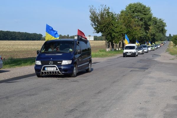 У Погребищі влаштували перший автопробіг з прапорами