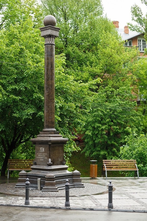  символ європейської історії міста — 7-метрова колонна — символ набуття Вінницею Магдебурзького права,