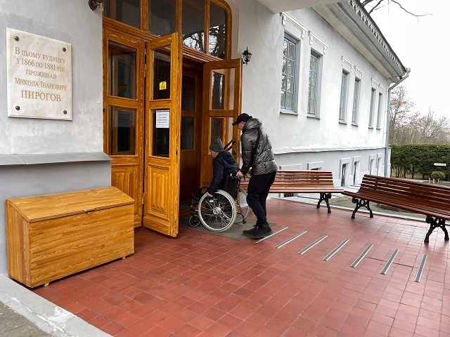 Музей-садиба Пирогова у Вінниці став ще інклюзивнішим: встановили підйомник для маломобільних людей