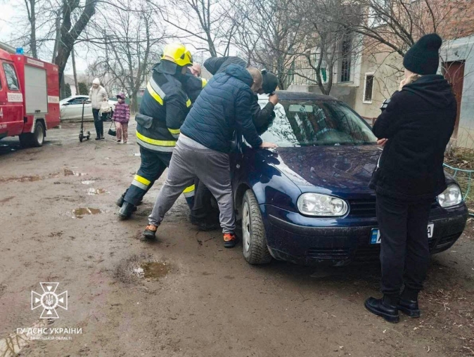 В Тульчині тримісячна дитина опинилась заблокованою в автомобілі