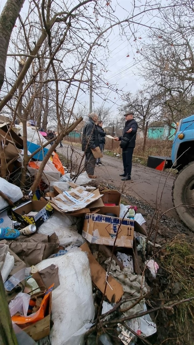 Жмеринчанин стягує до свого будинку сміття звідусіль - з вулиці вивезли понад 10 вантажівок