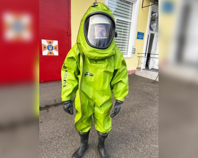 Літинським рятувальникам передали ізоляційні костюми хімічного захисту