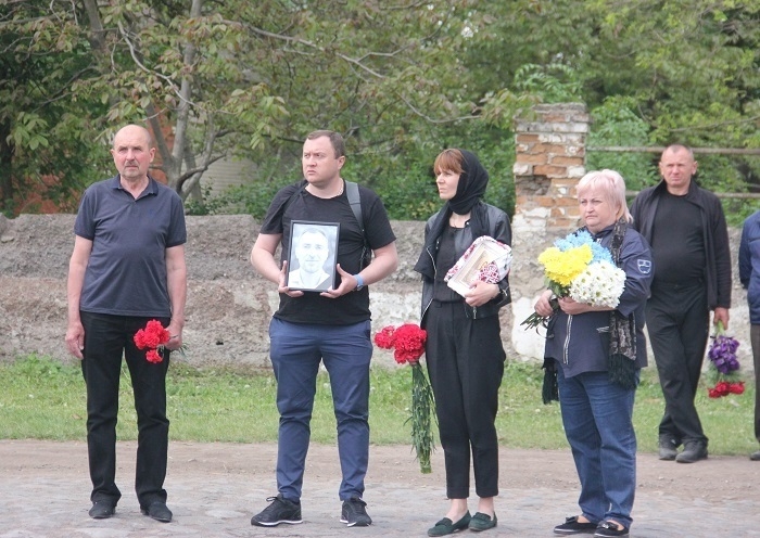 У Калинівській громаді попрощалися із захисником ціною життя врятував вісьмох побратимів