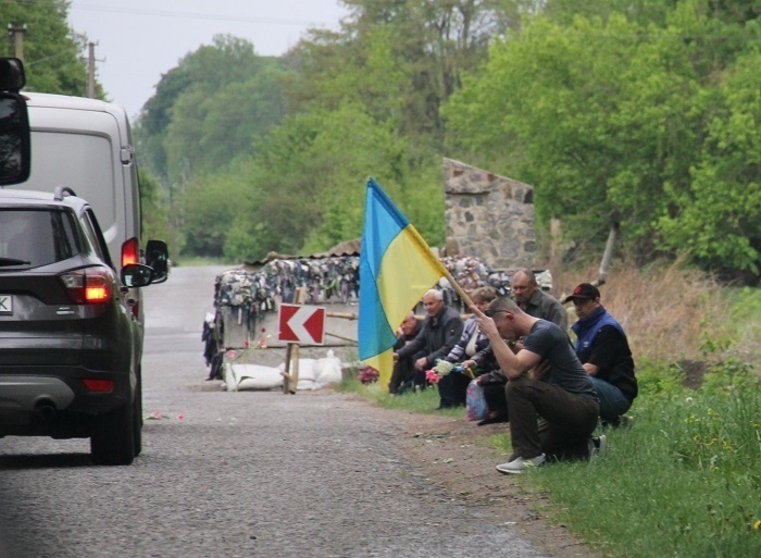 У Калинівській громаді попрощалися із захисником ціною життя врятував вісьмох побратимів