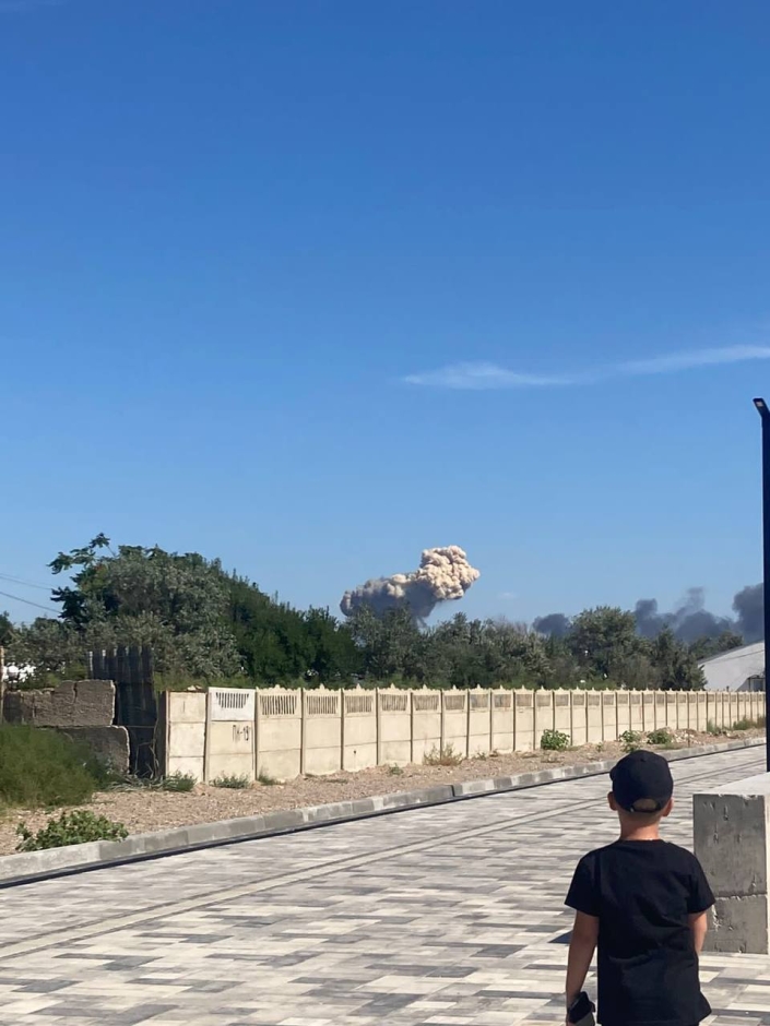 В окупованому Криму - вибухи, горить авіабаза