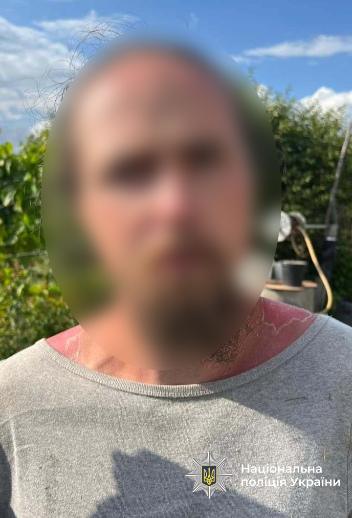 На Вінниччині чоловік вийшов на подвір’я, обгорнувшись російським триколором