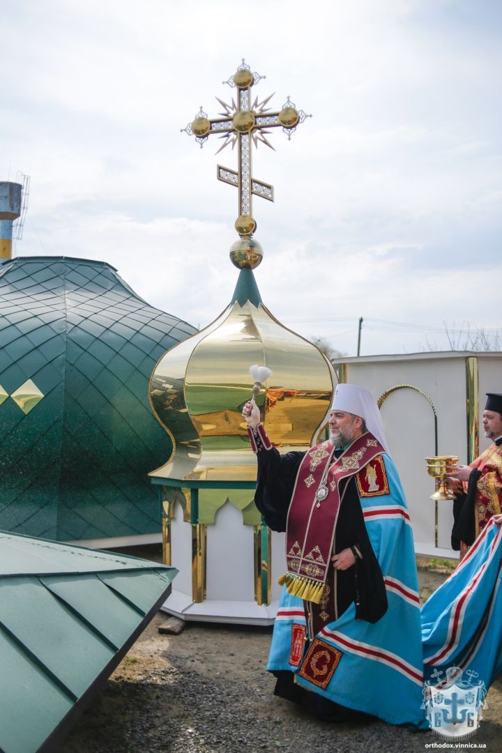 У селищі Десна освятили хрест і купол нового храму