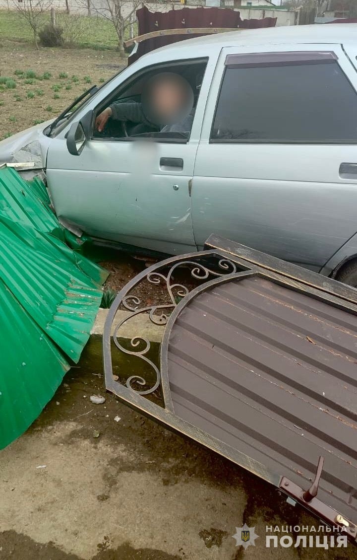 П'яний водій в'їхав у паркан у Тростянецькій громаді та хотів підкупити копів