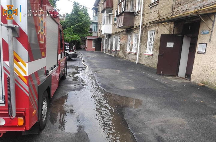 У Вінниці рятувальники відкачали воду з підтоплених будівель