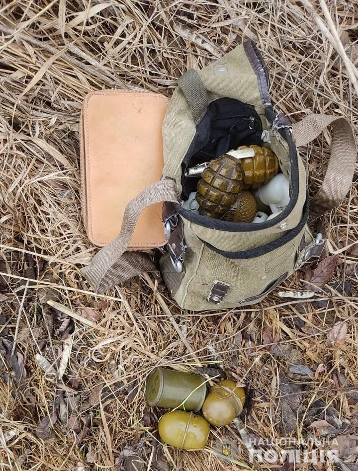На Вінниччині в лісосмузі знайшли вибухівку та зброю
