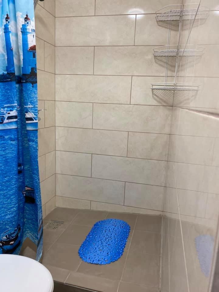 душ в платній камері СІЗО Вінниця
