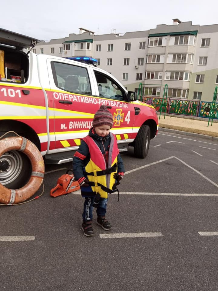 Вінницькі рятувальники розповіли вихованцям дитсадка про свою професію