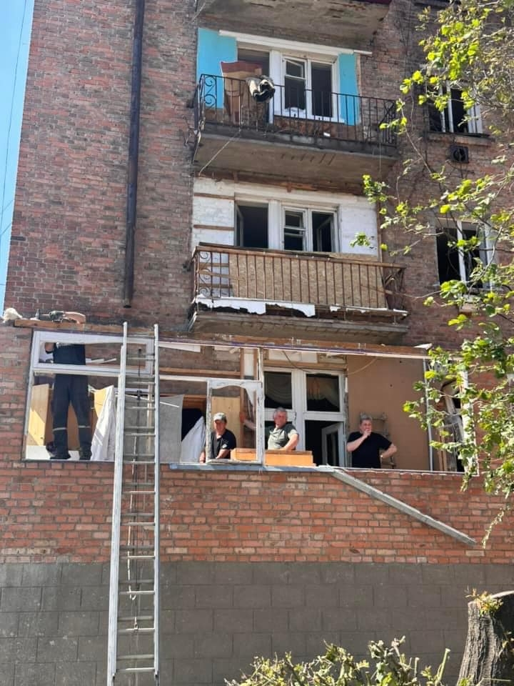 У Жмеринці тривають відновлювальні роботи після російської атаки - пошкоджені будинки та школа