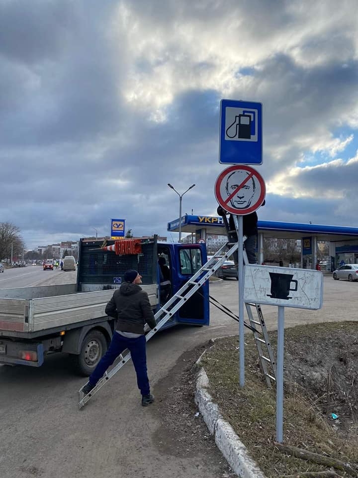 В Україні відтепер новий дорожній знак  окупантам рух заборонено