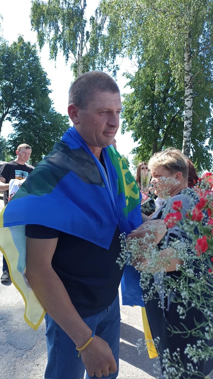 Громада на Вінниччині зустріла звільненого з полону захисника