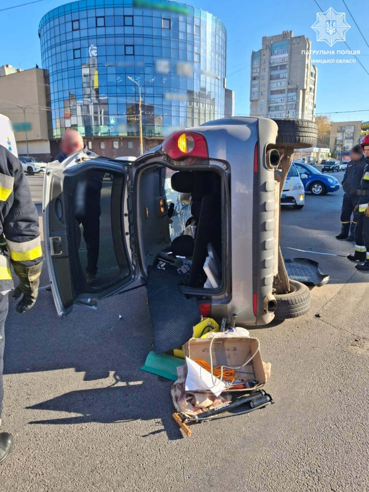 У Вінниці перекинувся автомобіль на перехресті вулиці Келецької та проспекту Юності