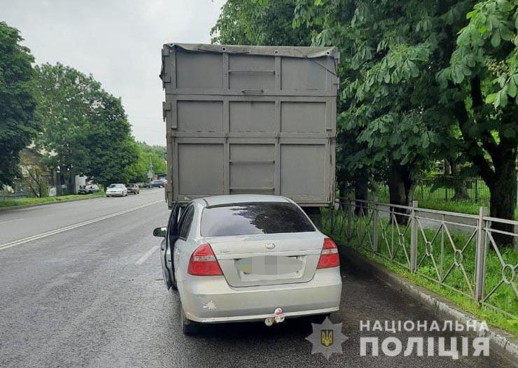 У Літині "ВАЗ" в’їхав у припарковану вантажівку: водій загинув, пасажирка – у реанімації