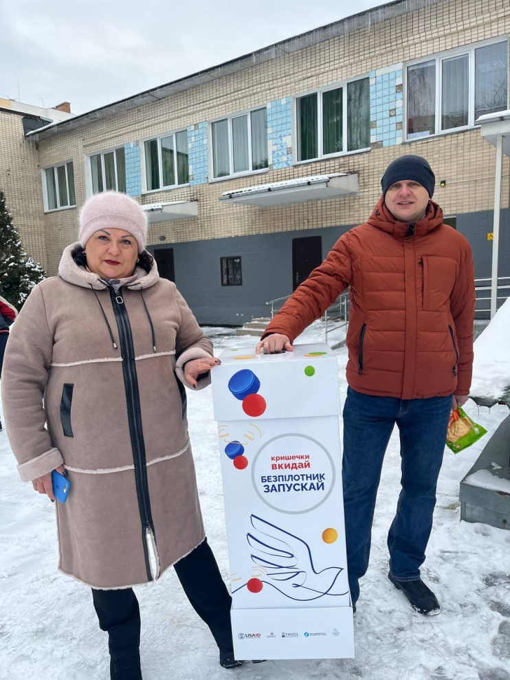 Ліцеї та садочки Вінниці зібрали майже 300 кг кришечок, аби купити безпілотник для ССО